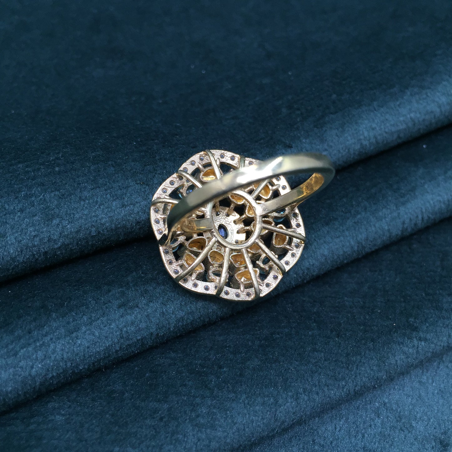 925 Silver victorian-finish Ring with Lab Grown Emeralds